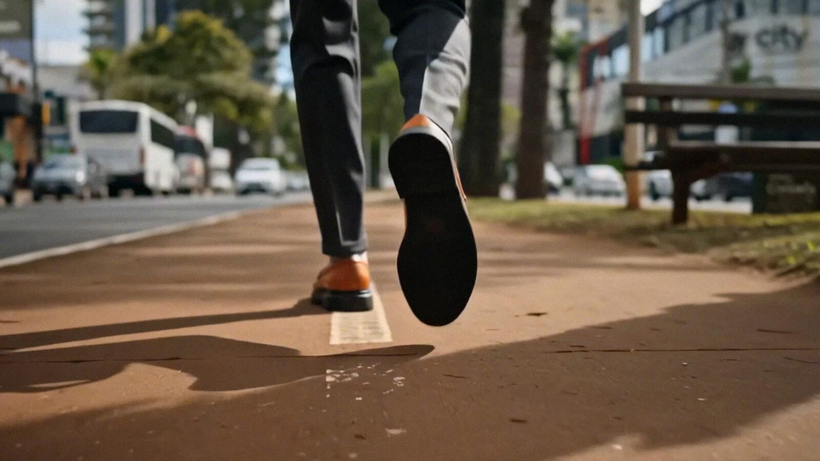 Rua arborizada próxima ao empreendimento